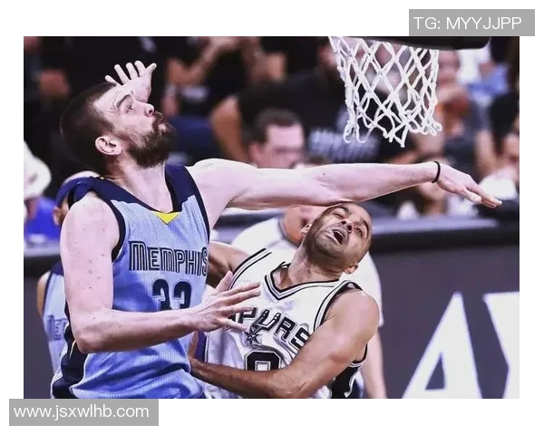 马刺与灰熊激战四月十六日季后赛精彩回顾与分析